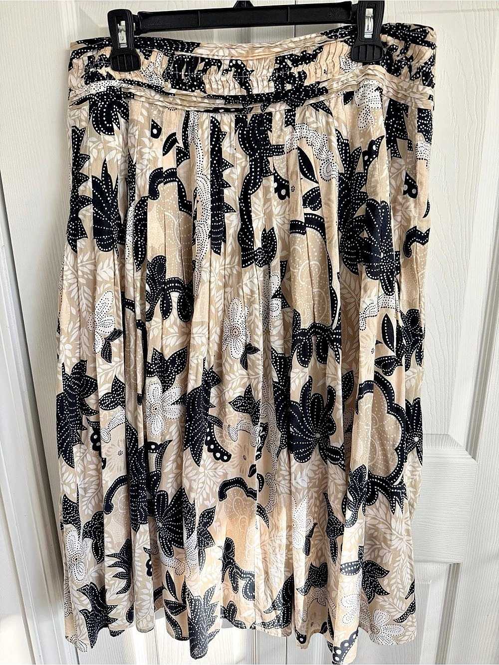 i.e Floral Midi Skirt in Black & Beige Size 8